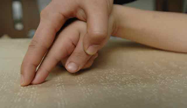 ����Ŀ���¡��ҹ�ĿǰԼ��6-14��ѧ��äͯ13�������൱�������ͥ���ѡ���Ϣ������·;ңԶ��ԭ����Ե̤��ѧУ����Щ�������ε��ϰ����ڱ������ǵ�ǰ��������ȴ������ֹ�������ĵ�ѧϰ�����ϣ����