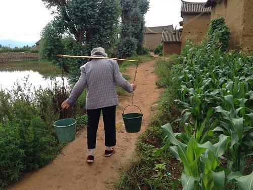 84��������̣�ÿ�����Ҫ�����һ������ĵط���ˮ������·�����֮�������ޣ�������ÿ�ζ�ֻ����������Ͱˮ�ؼҡ�