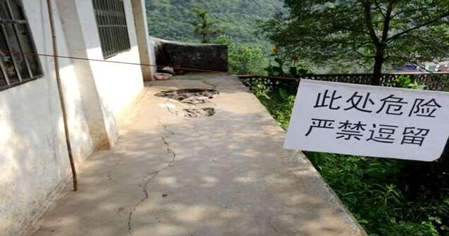 ���ǣ���Ҫһ����ȫ�����ѧУ�����ǣ�ѧУû��У�š�Χǽ�����������˶���ѧУ�ٳ�������ѧ���İ�ȫ�ò������ϡ��ټ�������û�й�·��У������Ҫ����Ʒ������ʦ��ѧ����ѧУ����Ĺ�·��1000�����ң�ȥ���ˡ�