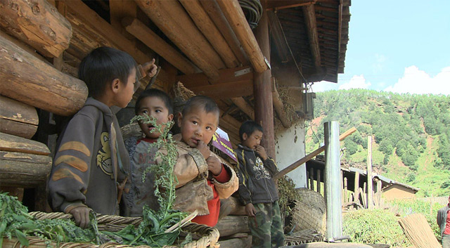 因为家境贫困,很多孩子到了适龄年龄也不能读书。孩子们的未来在哪里呢?