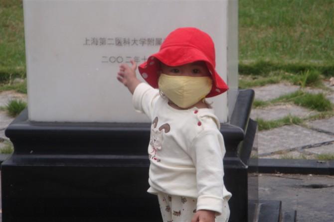 这是生病中的锦茹,站在医院的碑前,对这里她比在家都要熟悉