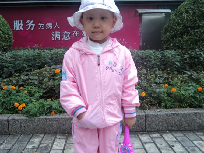 这是好心人给婷婷买的衣服，婷婷穿上后很高兴