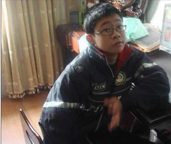 患病后,吴杰的手经常颤抖,现在又有加重的趋势!这是施乐会工作人员上门走访时,为其展示施乐会求助流程,用QQ直接登陆的施乐会账户。