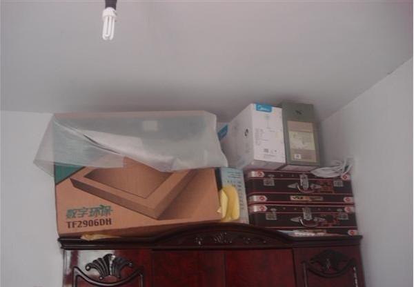 这就是吴杰的家,由于住房面积太小,箱子都是叠放在大衣柜上。