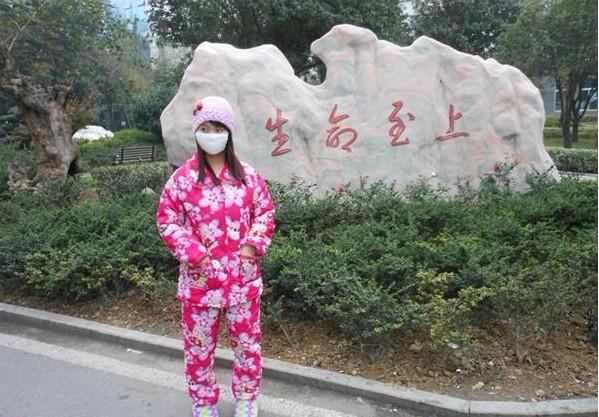 生命至上!是的,正如姚玉梅背后大石头上写的!生命至上!