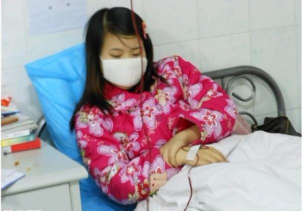 姚玉梅在病床上输血