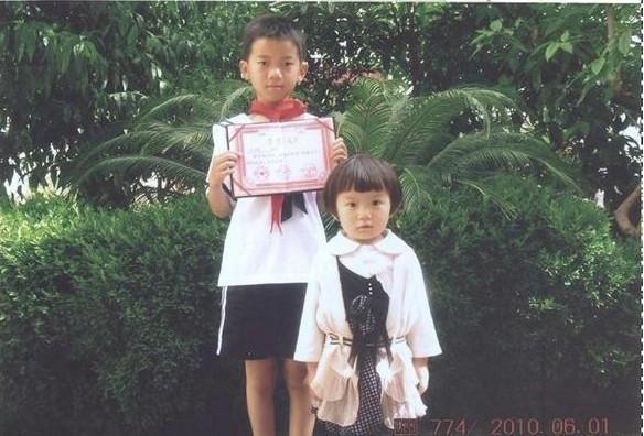 这是在2010年宇欣跟哥哥的合影。