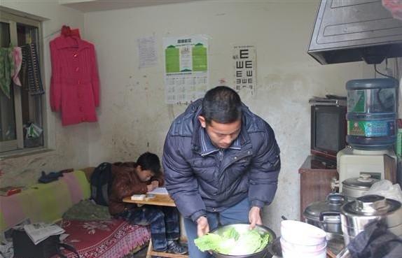 这是宇欣哥哥跟父亲在家的照片