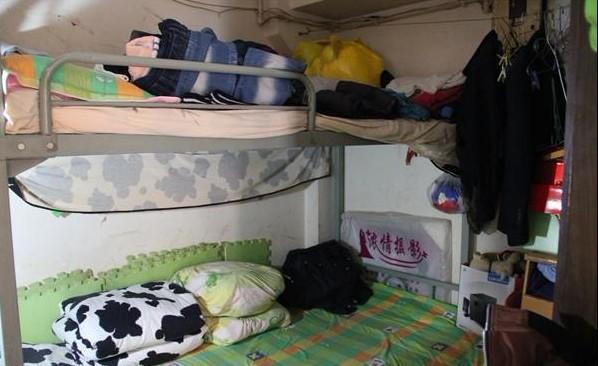 宇欣家的住房,因为地方小,床都是上下铺的。