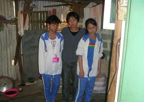 这就是精神不振的母亲和她那对瘦削的女儿。