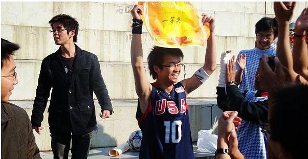 看他获奖了多开心,谁知病魔就无情的缠上了他