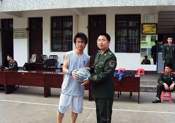 他爱好运动曾带领班级同学蝉联三届学院足球赛冠军