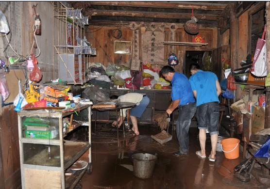 洪水侵袭过后的人家一片狼藉(湖南辰溪)