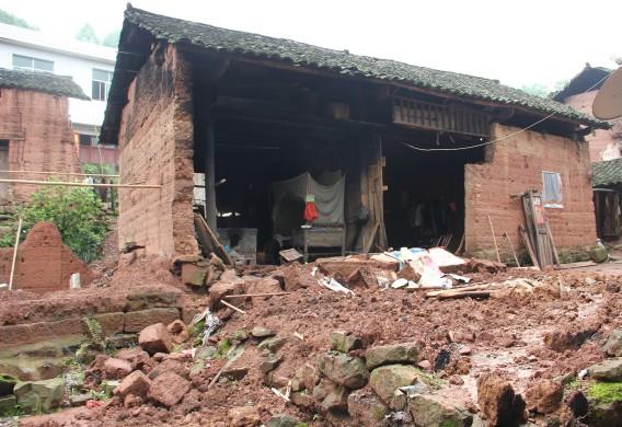 民房在洪水中严重受损(湖南凤凰)
