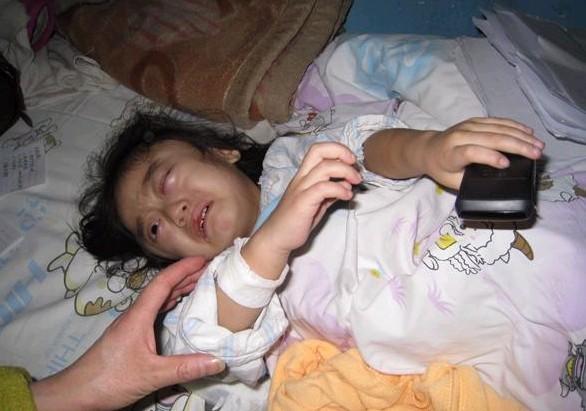 孩子刚睡醒,一直喊疼,我看着也掉眼泪,可怜我的女儿