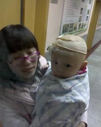 孩子住院期间封闭管理,这是隔着封闭门给孩子拍的照片