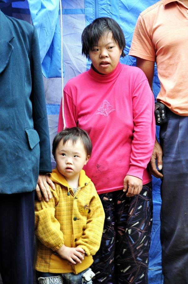 湖南平江翠杨村蒋家组周创业的妻子和小孩,都是智障人