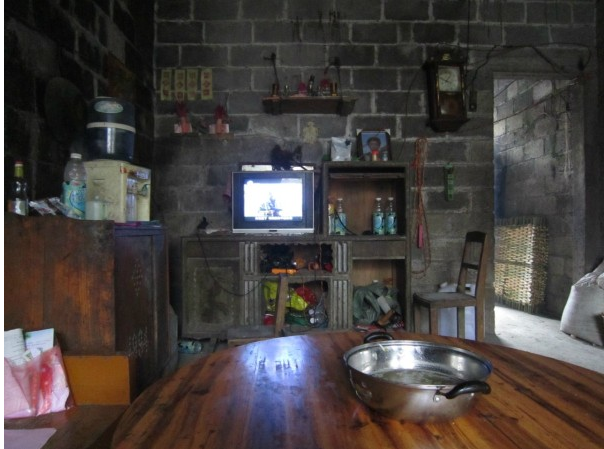 农英敏的家,和很多农村家庭一样,很普通,那个小电视机是家中算得上的像样的电器