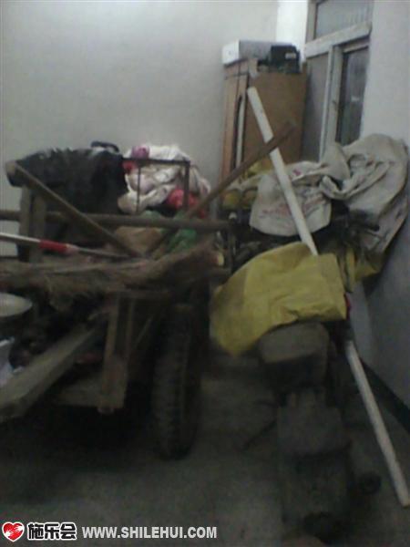 家中简陋的房屋