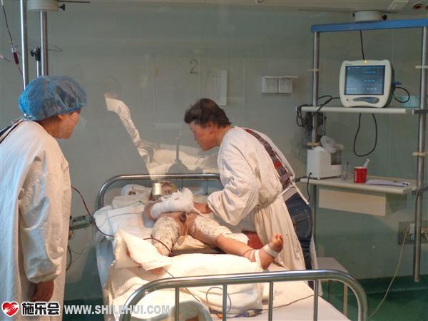 孩子你要坚强,有这么多的叔叔阿姨在关心你呢,加油!