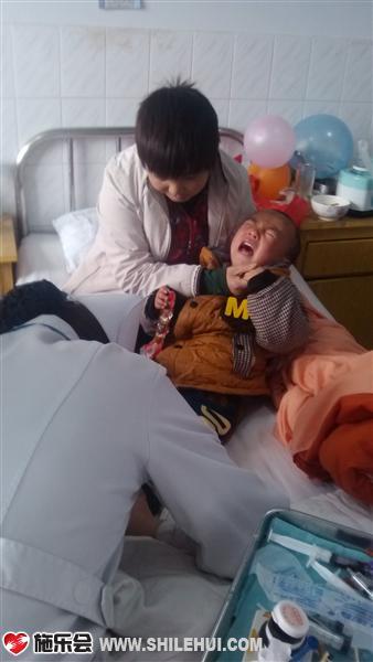 孩子住院时打针太多,找不到血管,扎的孩子直哭