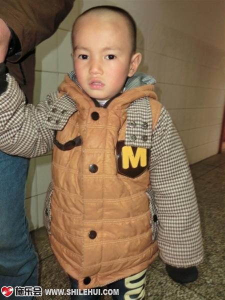 刘坤住院已经很久,非要哭着要爸爸带他回家。