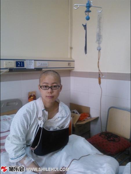 李金在北京住院,学业受阻,她的内心挣扎,病魔缠身,她的身体虚弱,父母担心,她充满自责,医费不济,她更是无奈。当家里人因为李金患病而异常悲伤的时候,她却异常的坚强,因为这已经是必须要接受的事实了,必须面对,也只有坚强的面对。