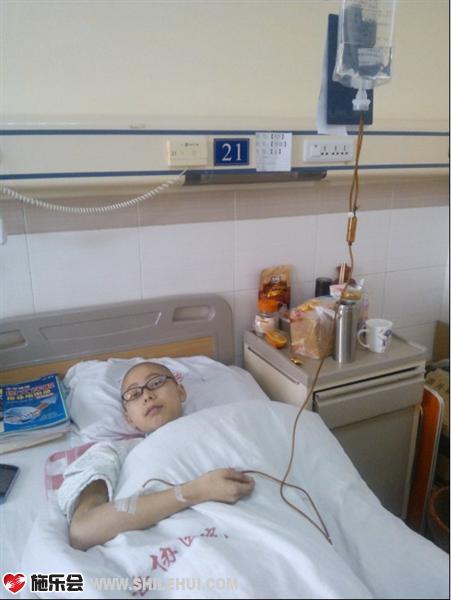 一个仅17岁的女孩在生命的边缘,身心备受煎熬,躺在冰冷的病床上,深受病痛折磨,每天李金躺在病床上的还坚持看书,她想上学!她想回到老师同学身边,继续一起奋斗学习!
