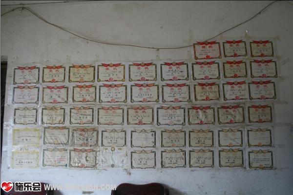 李金的奖状,家庭的困窘让李金更加坚定的读书,改变自己和家乡的生活状况