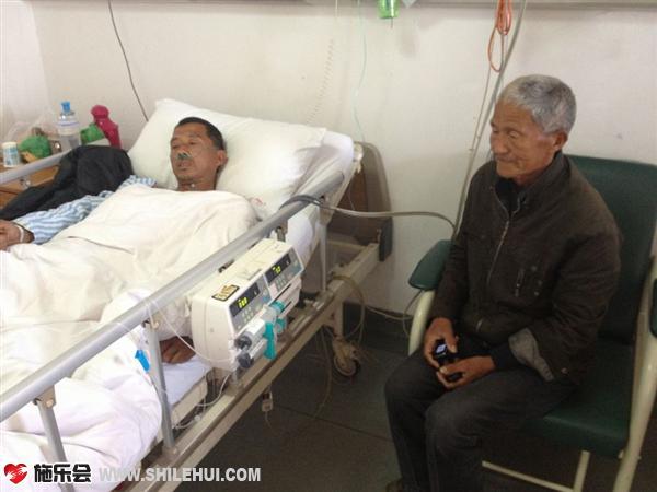 自从贾永芳生病后,其父亲一只在医院里照料患病的儿子,因为刚做过手术,贾永芳无力说话,其父亲在跟我们说起现在所遇到的困难