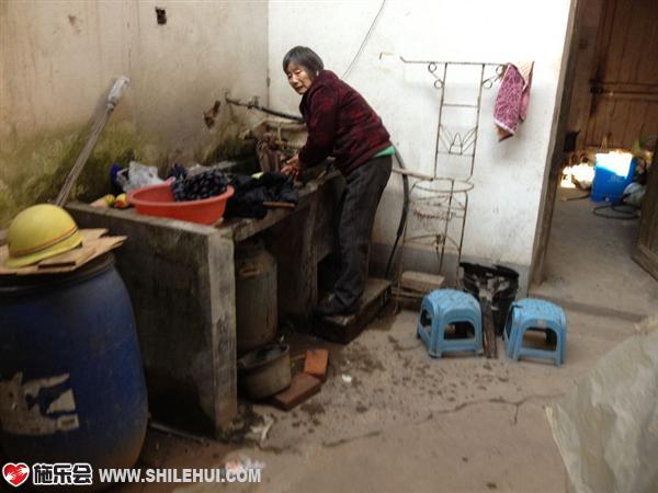 受助人贾永芳的母亲一人在家里料理家里的家务,年迈的父亲在医院照看患病的儿子,其妻子四处借钱给他看病,家里已经拿不出多余的一分钱