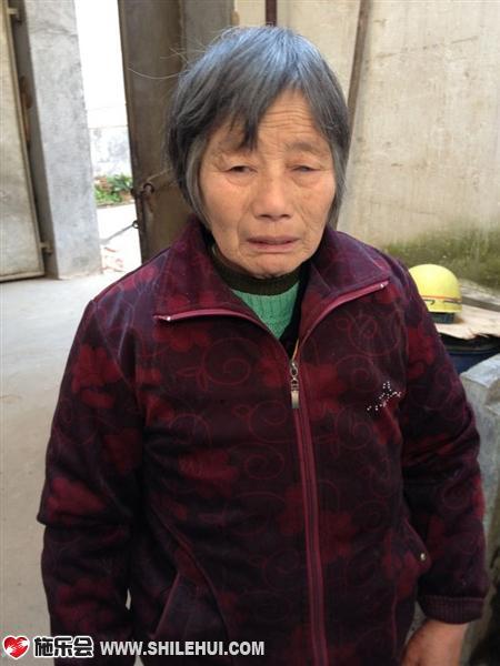 受助人贾永根的母亲在两年前做过手术基本不能干重活,老人一提起儿子眼泪就流下来