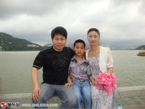 孩子没有生病时一家三口的合影