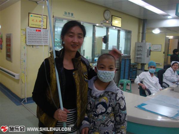 妈妈陪小启轩在医院的走廊上一边输液,一边散步。