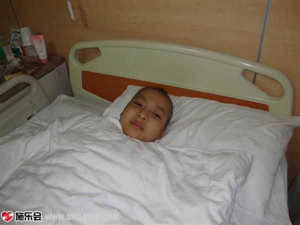 病床上坚强,乐观的小启轩。