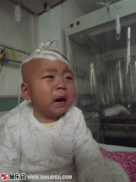 孩子快乐童年在哪里?每天接受者化疗药物的折磨,三岁孩童本应该在享受着快乐的童年,可他却要与血癌做抗争。