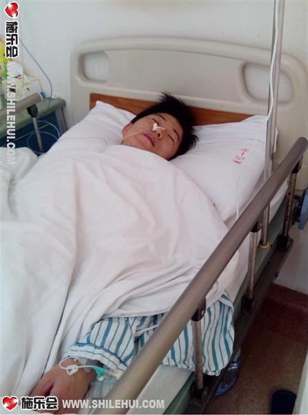 在上海东方肝胆外科医院进行手术的场景,忍受着巨大的疼苦。去年五月份,方老师在体检中就已经查出身体异常,但他那时正承担着毕业班的教学任务,为了工作,他选择了向家人和同事隐瞒了这一切。这一瞒就是大半年,也耽误了最宝贵的治疗时间,直到倒下。