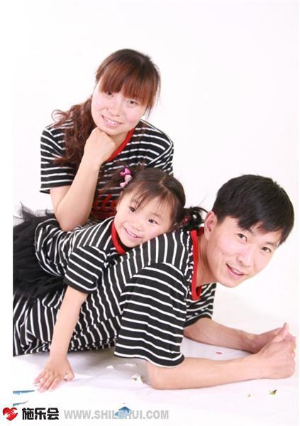 本来温馨的一家,现在被无情的病魔彻底击垮,看着4岁的女儿方老师无尽的愧疚