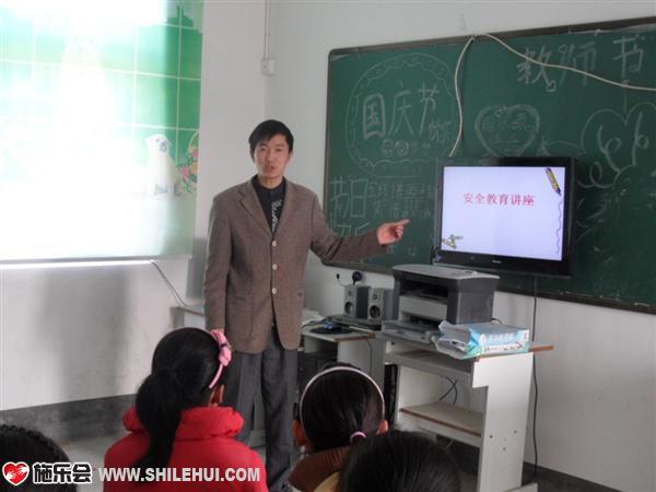 他出生于农村,97年从师范学校毕业后,却毅然决然的选择回到家乡,献身农村的教育事业,默默奉献至今。