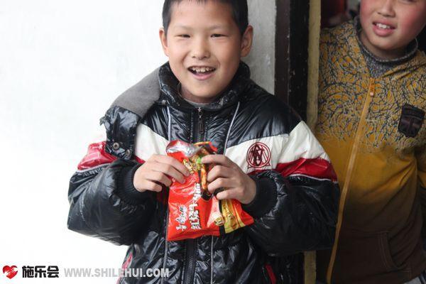 当地物资奇缺,邵云小朋友平时很多时间都要吃泡面作为正餐