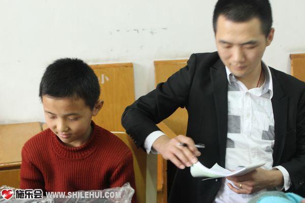 施乐会的工作人员在询问小朋友情况