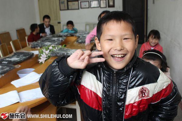 小朋友的集体合照,他们收到了书包非常的开心