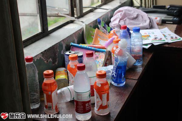 这些就是学生们的装水的茶杯,孩子们缺少喝水的杯子