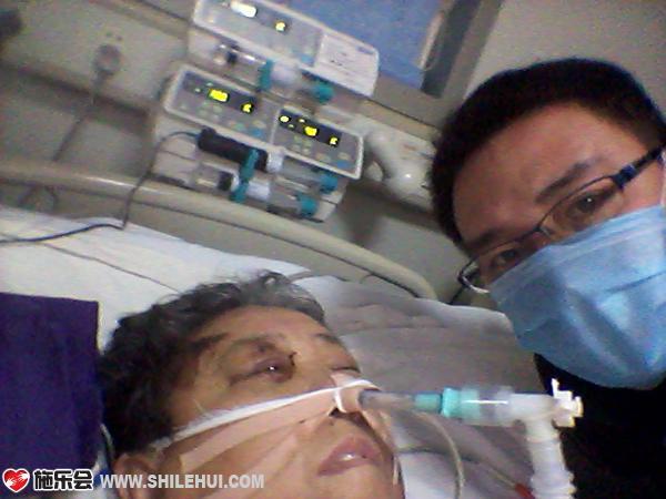 母亲伤势极危重，现在石家庄市第一医院胸外科重症监护室接受治疗。
