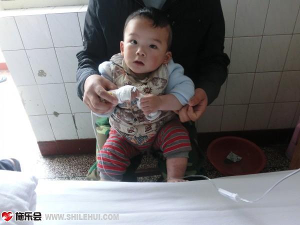 刘兆康由于病情越来越严重,刘兆康的父亲只好借钱住院给孩子做治疗。