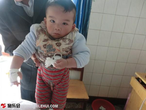 刘兆康也是个很懂事的孩子,输液时也不太哭闹,可能在医院看病对他来说习以为常了吧!