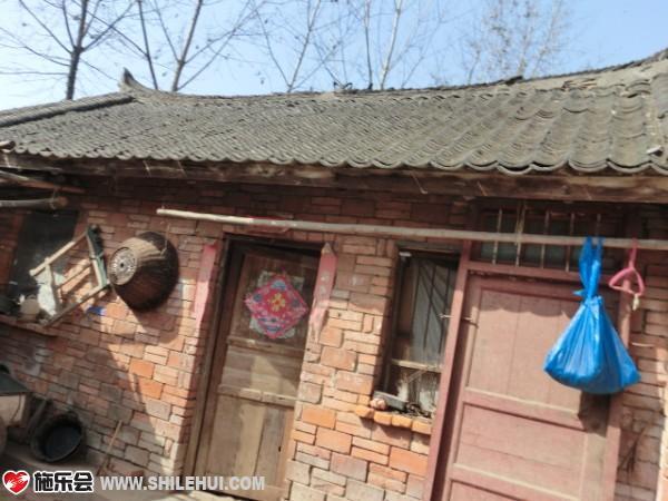 简陋的房屋,屋顶已经很明显有修补过的痕迹。