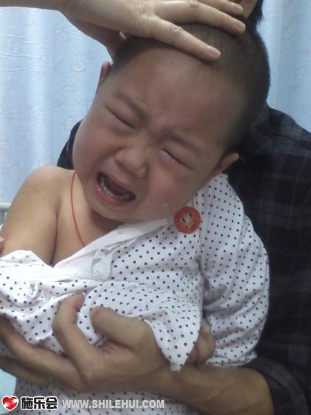 孩子都怕打针,我们是天天都要打,看到医生来了就开始哭了,没办法母亲只有使劲按住她,其实她虽然在哭我们做家长地也是疼在心里啊!