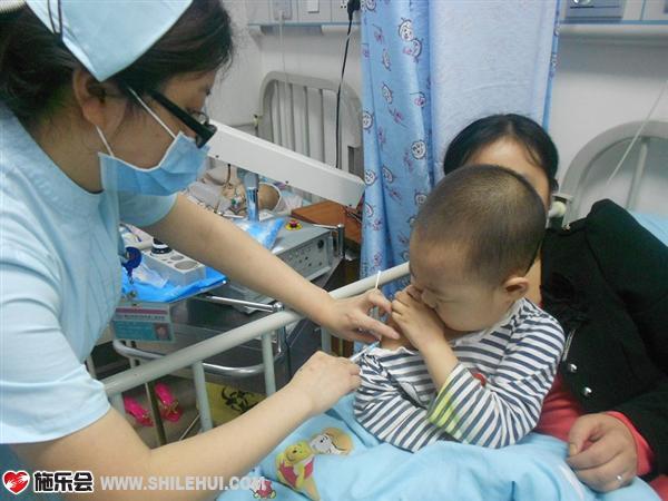 这次是唯一的一次没哭,旁边护士阿姨说我勇敢长大了,我好高兴哦,哈哈!