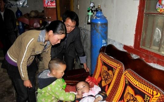 弟弟虽然年纪小却很懂事的给在哥哥喂吃的